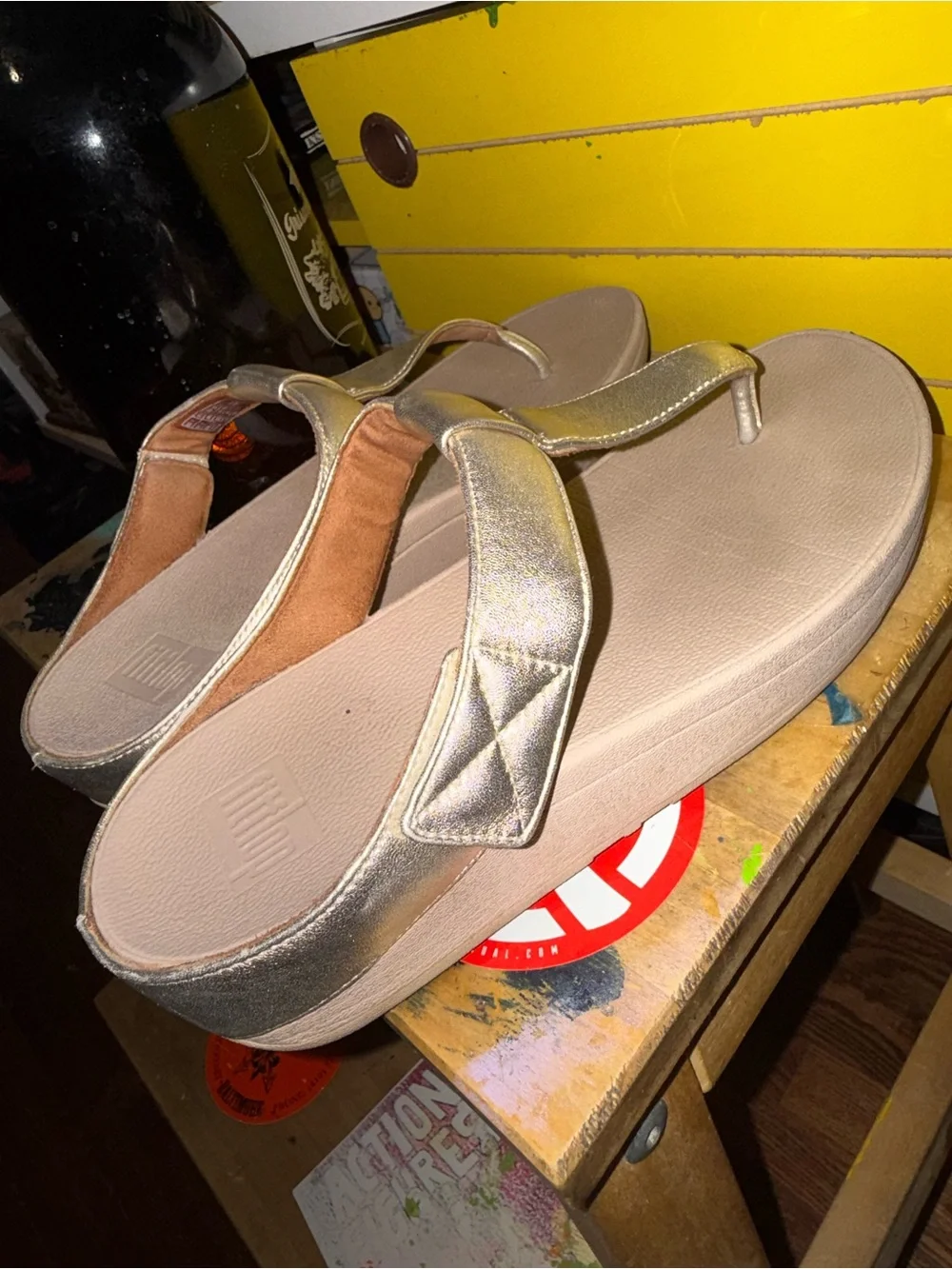 N/A comfortable metallic
